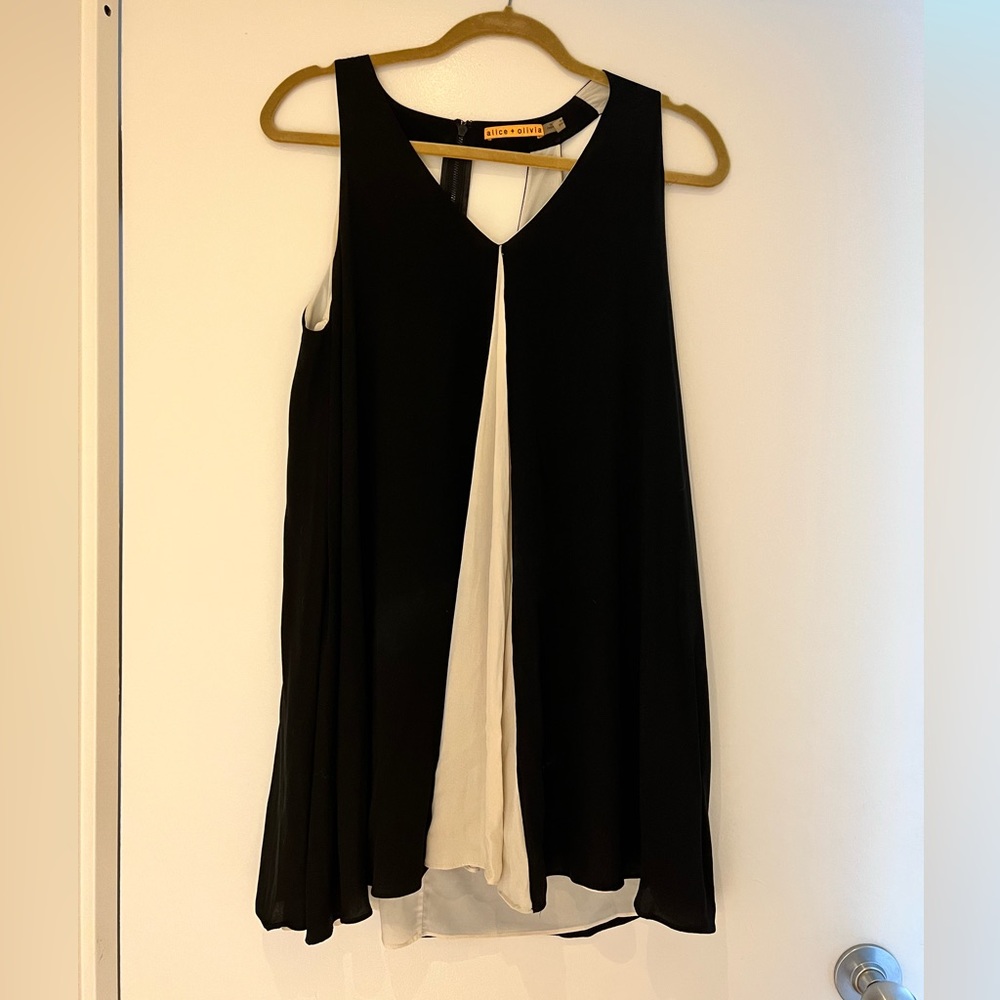 Alice and Olivia flowy dress. Great fit. Silk spandex material.